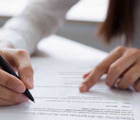 Persona leyendo un documento