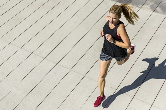 ¿Qué ropa es la más adecuada para hacer deporte y no pasar calor este verano?