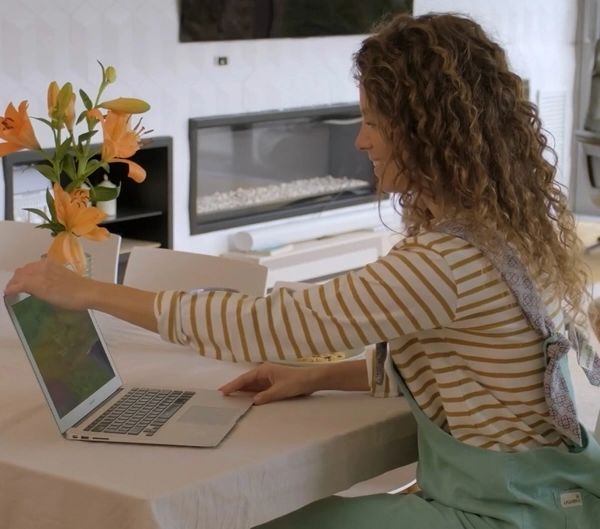 chica mirando ordenador en el salón de casa