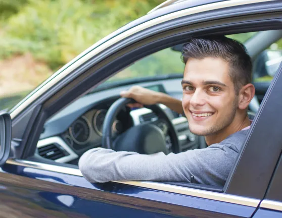 Hombre con un coche de sustitución