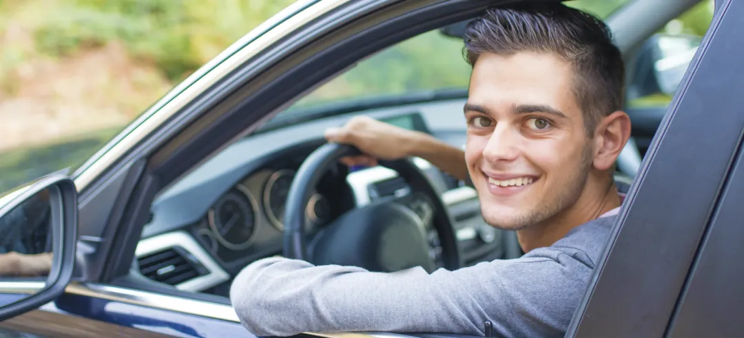 Hombre con un coche de sustitución