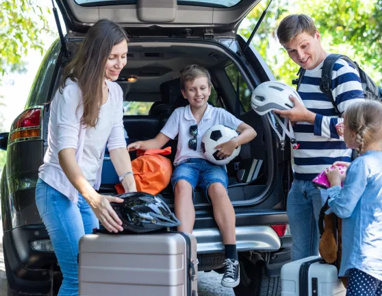Familia preparando un viaje en coche.