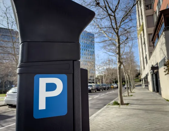 Parquímetro en una zona SER en una calle de Madrid