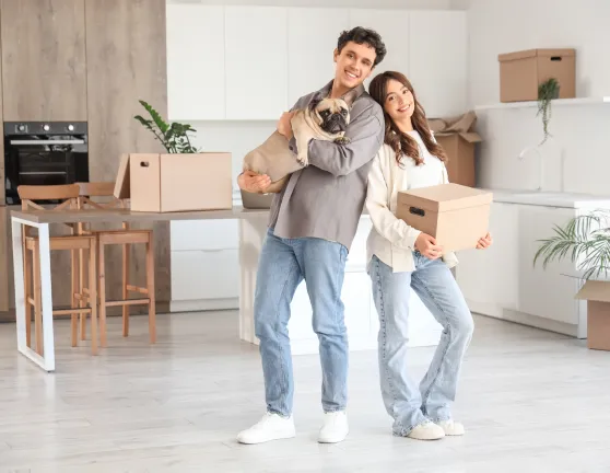 Pareja con mascota de alquiler y mudanza en una casa