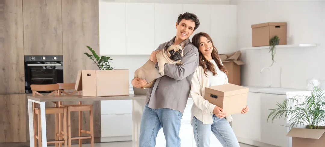 Pareja con mascota de alquiler y mudanza en una casa