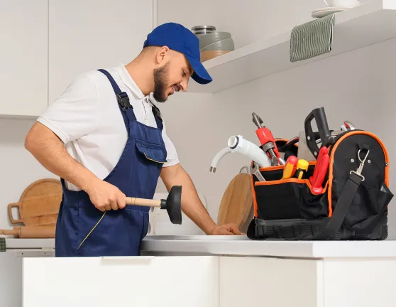 Fontanero arreglando el desagüe de la cocina