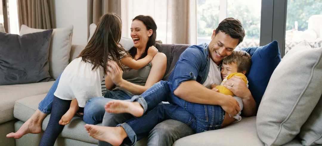 Familia jugando en casa con dos hijos