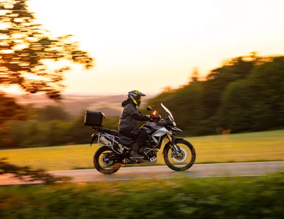 Motero de ruta durante el atardecer