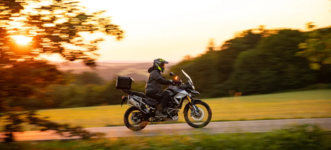 Motero de ruta durante el atardecer