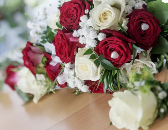 Flores sobre un ataúd