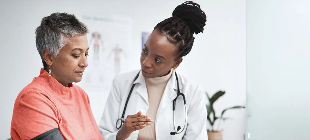Una médico atiende a un paciente