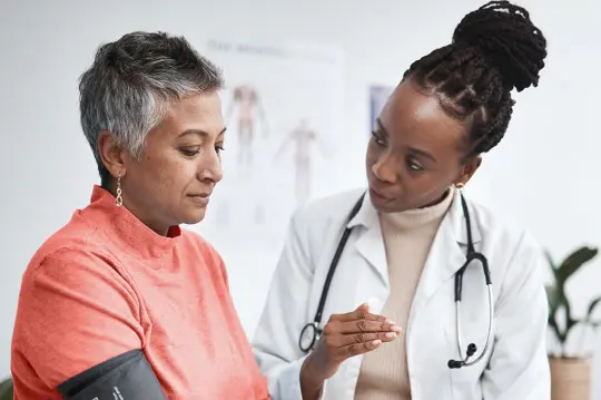 Una médico atiende a un paciente