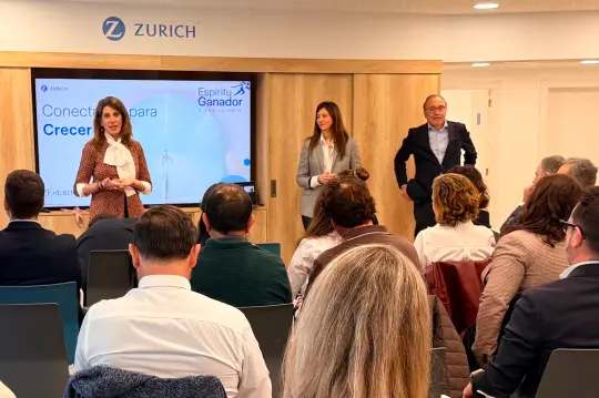 Sonia Calzada y Estefanía Arnau en reunión con agentes en Valencia