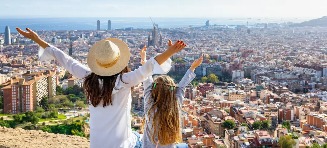 Madre e hija turistas en Barcelona