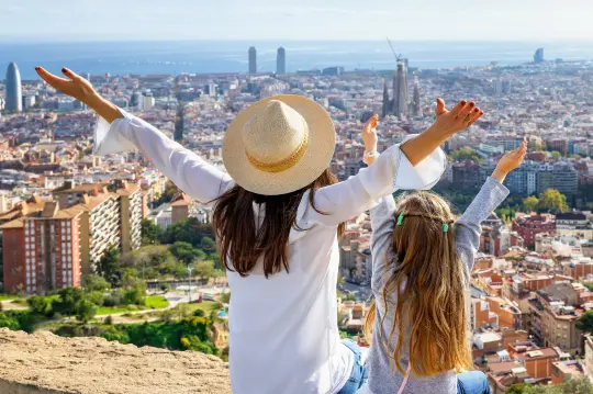 Madre e hija turistas en Barcelona