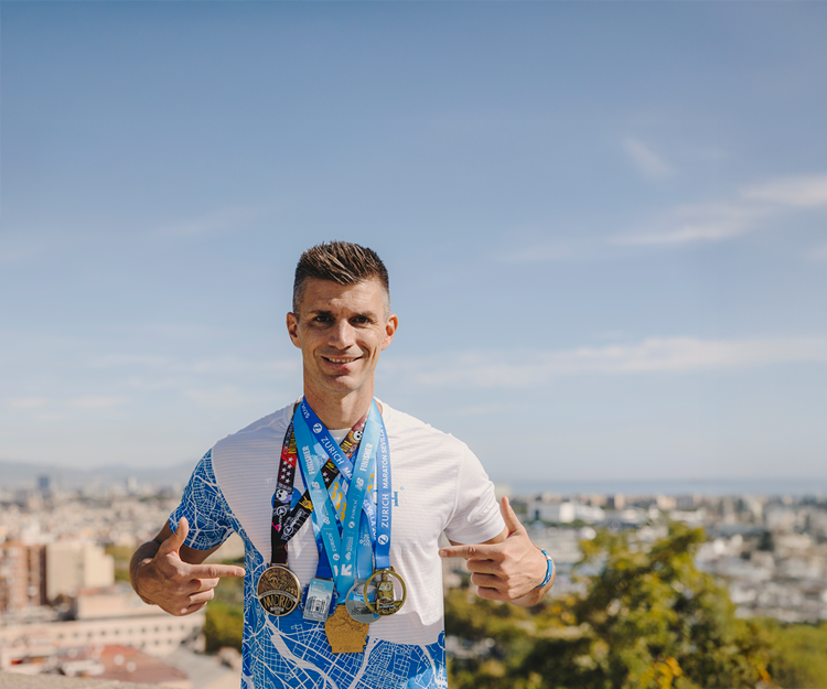 corredor con las medallas de las 5 maratones que patrocina Zurich