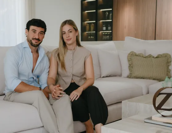 Solange y Antonio sentados en el sofá de su casa