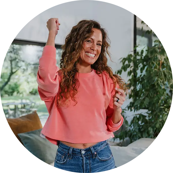 chica feliz levandando una mano