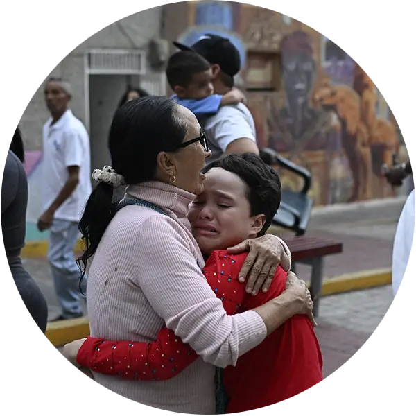 Madre e hijo abrzándose desesperados