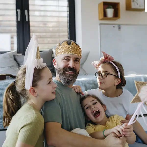 padre con hijas con coronas de princesas