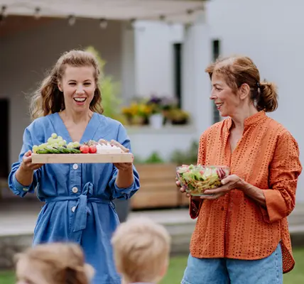madre e hija en el jardín