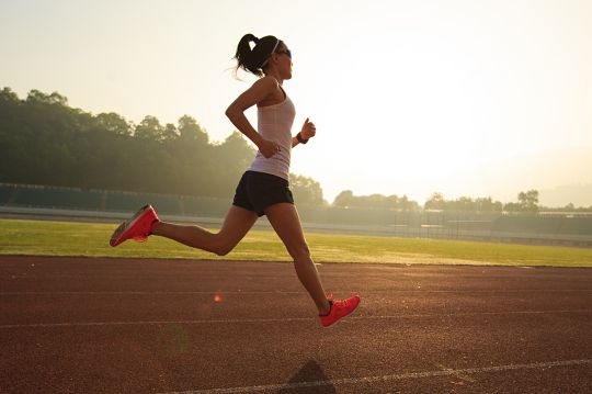 chica entrenando al atardecer