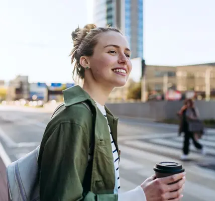 Chica en la calle con un café