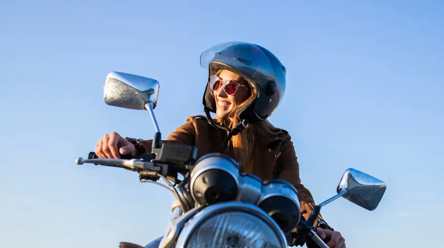 chica en moto custom