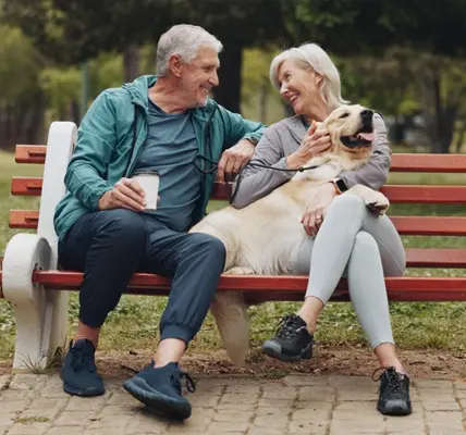pareja mayor sentada en un banco