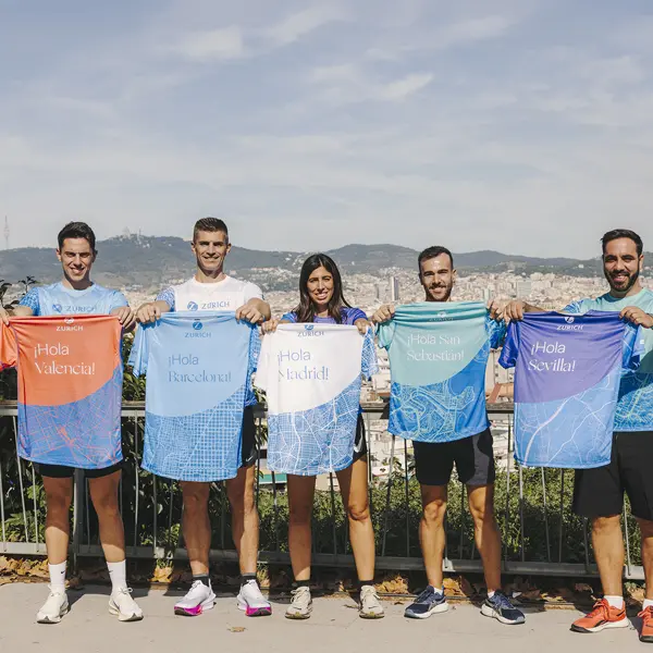 corredores mostrando la camiseta de las maratones que patrocina Zurich Seguros