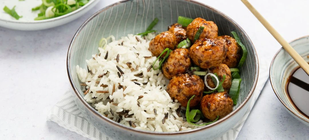 plato de arroz con albóndigas