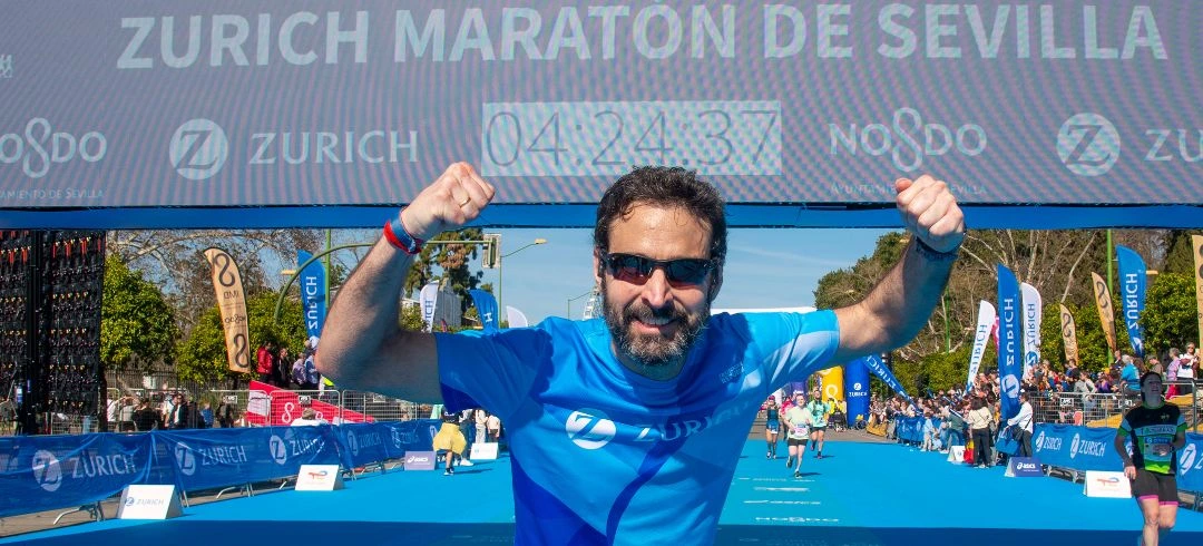 corredor feliz tras pasar la meta de una carrera