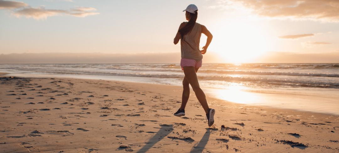 chica corriendo en la playa
