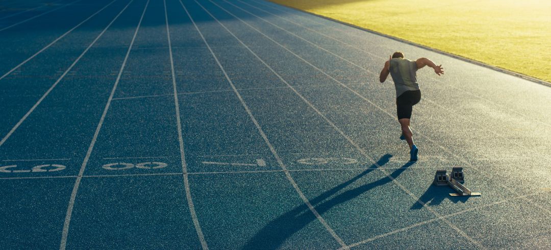 chico en pista de atletismo