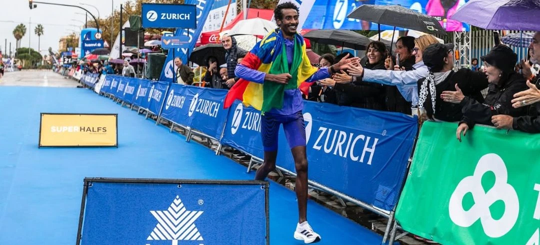 Campeón del Medio Maratón Valencia Trinidad Alfonso Zurich saludando al público