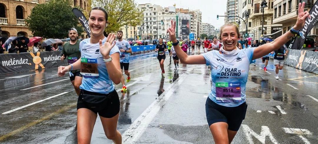 Dos sonrientes corredoreas en el Medio Maratón Valencia Trinidad Alfonso Zurich