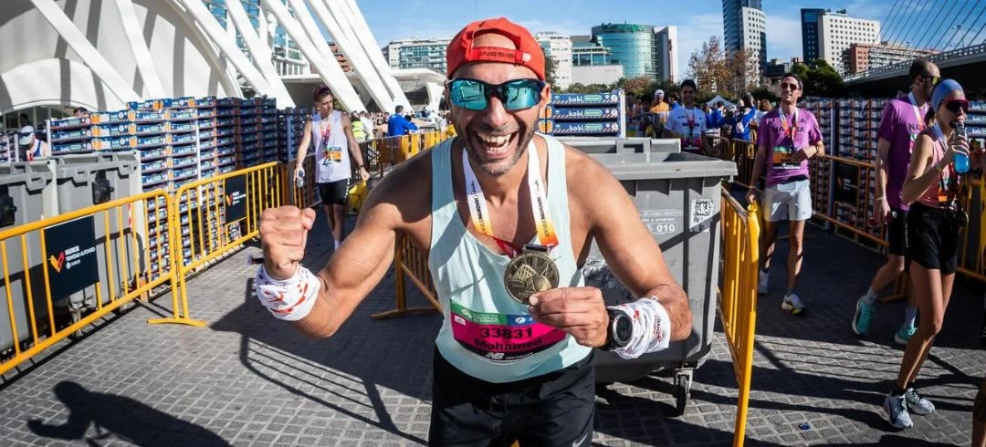 participantes mostrando su medalla